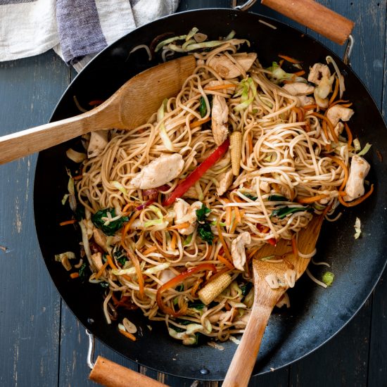 Easy 20-minute chicken stir fry in wok