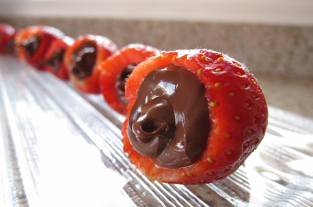 NutellaFilledStrawberries-saucymommy