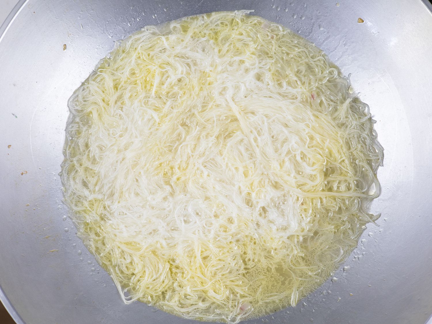 cooking rice noodles