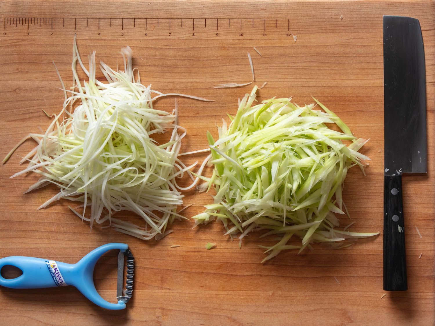 Comaprison of green papaya shredded with a Kiwi peeler, and green papaya shredded with a knife.