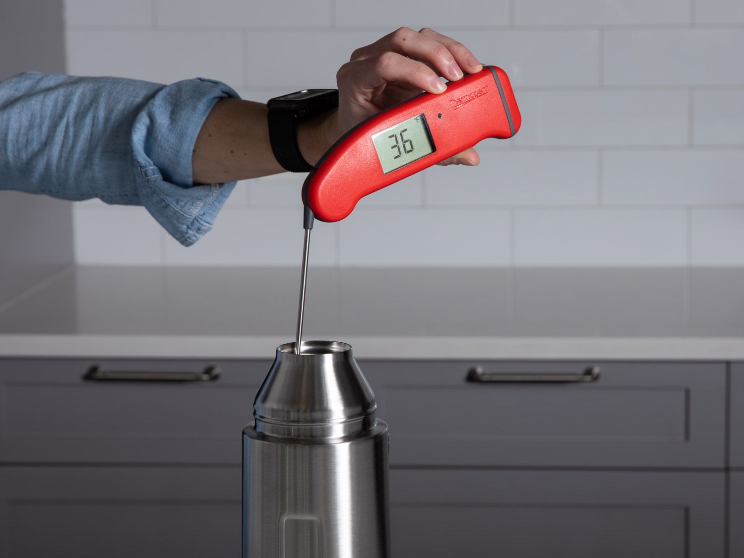 A Thermapen measuring the cold retention of a thermos