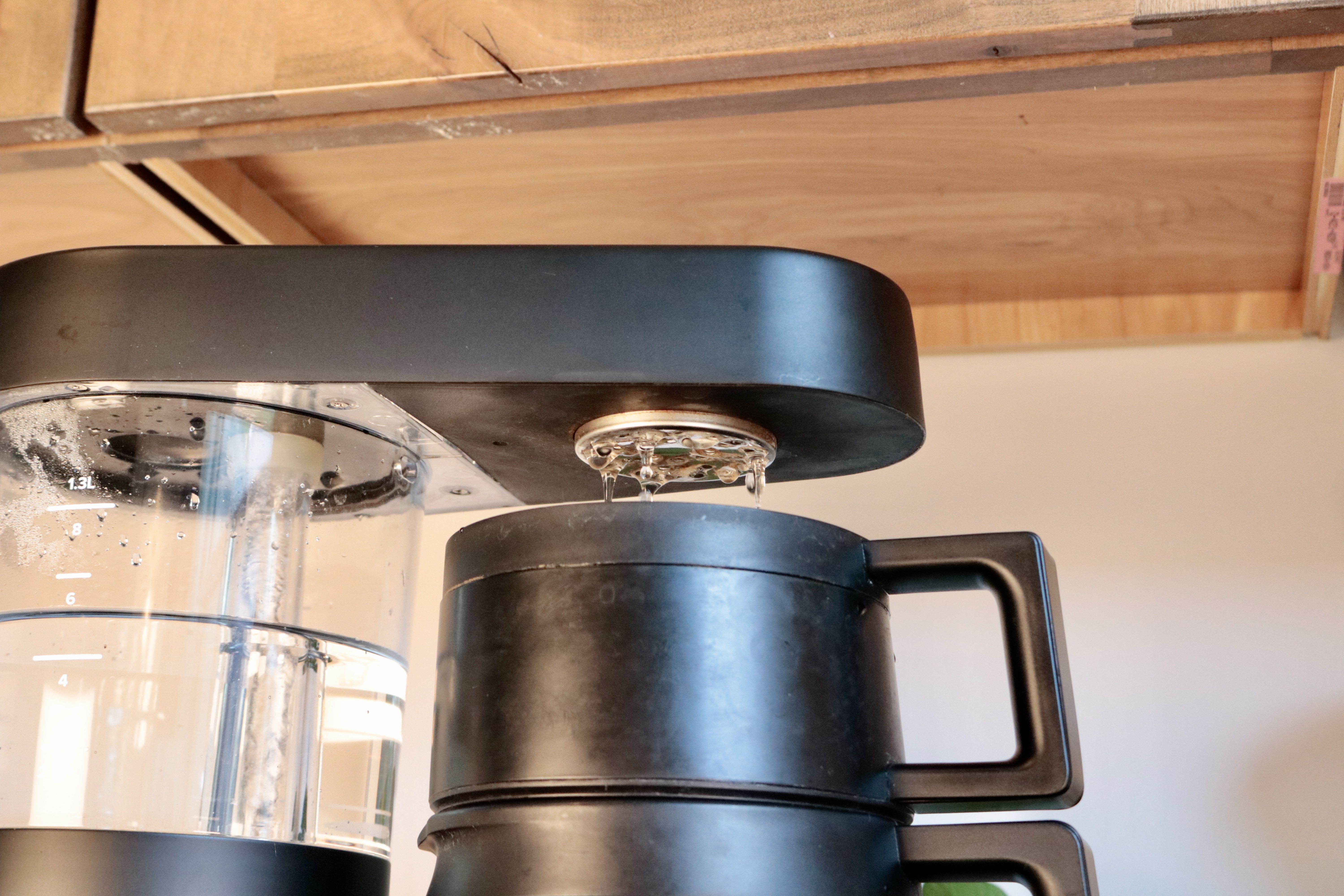 A closeup look at water from the Ratio Six's shower head dripping into the brew basket