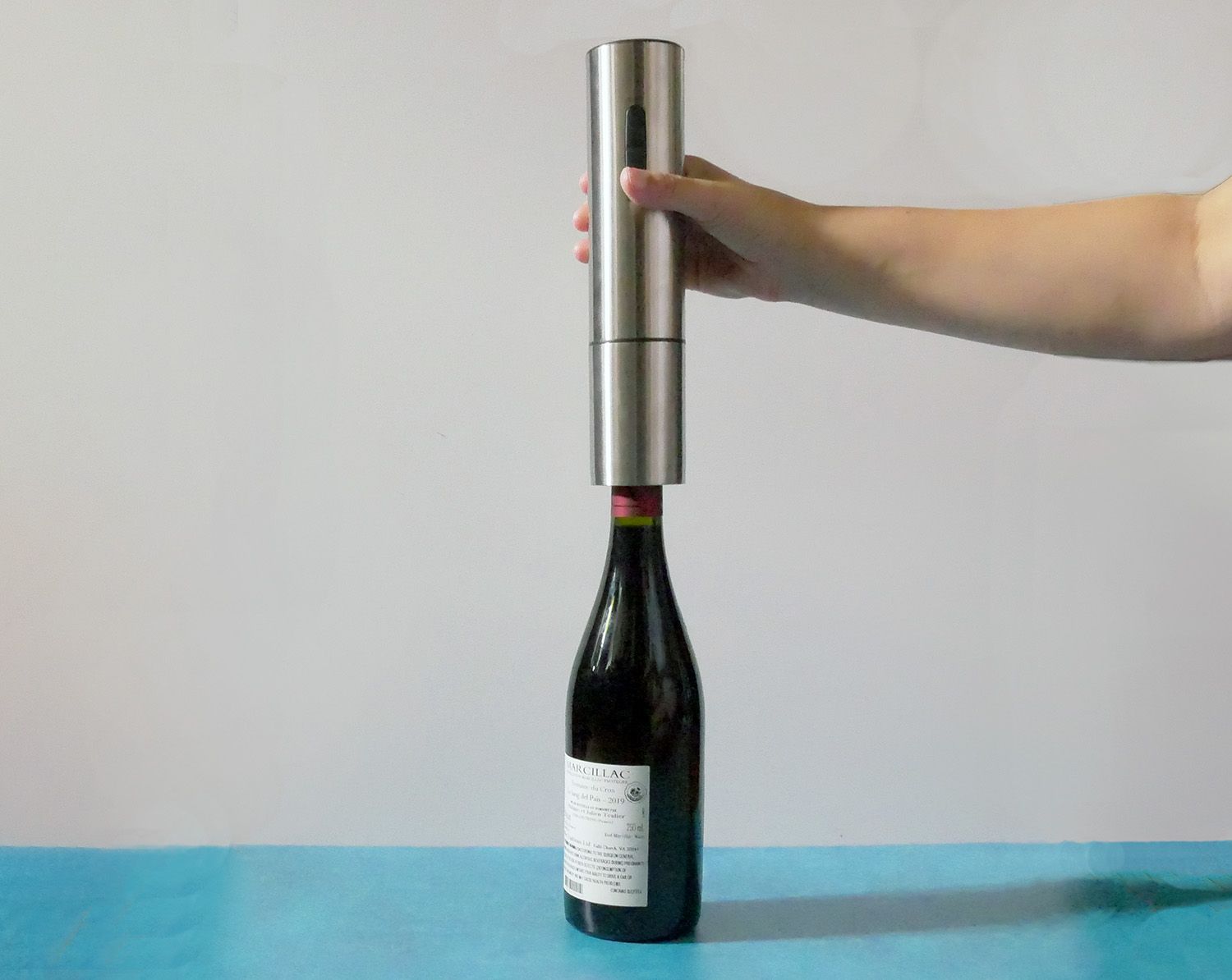 using the cuisinart electric corkscrew to open a bottle of wine