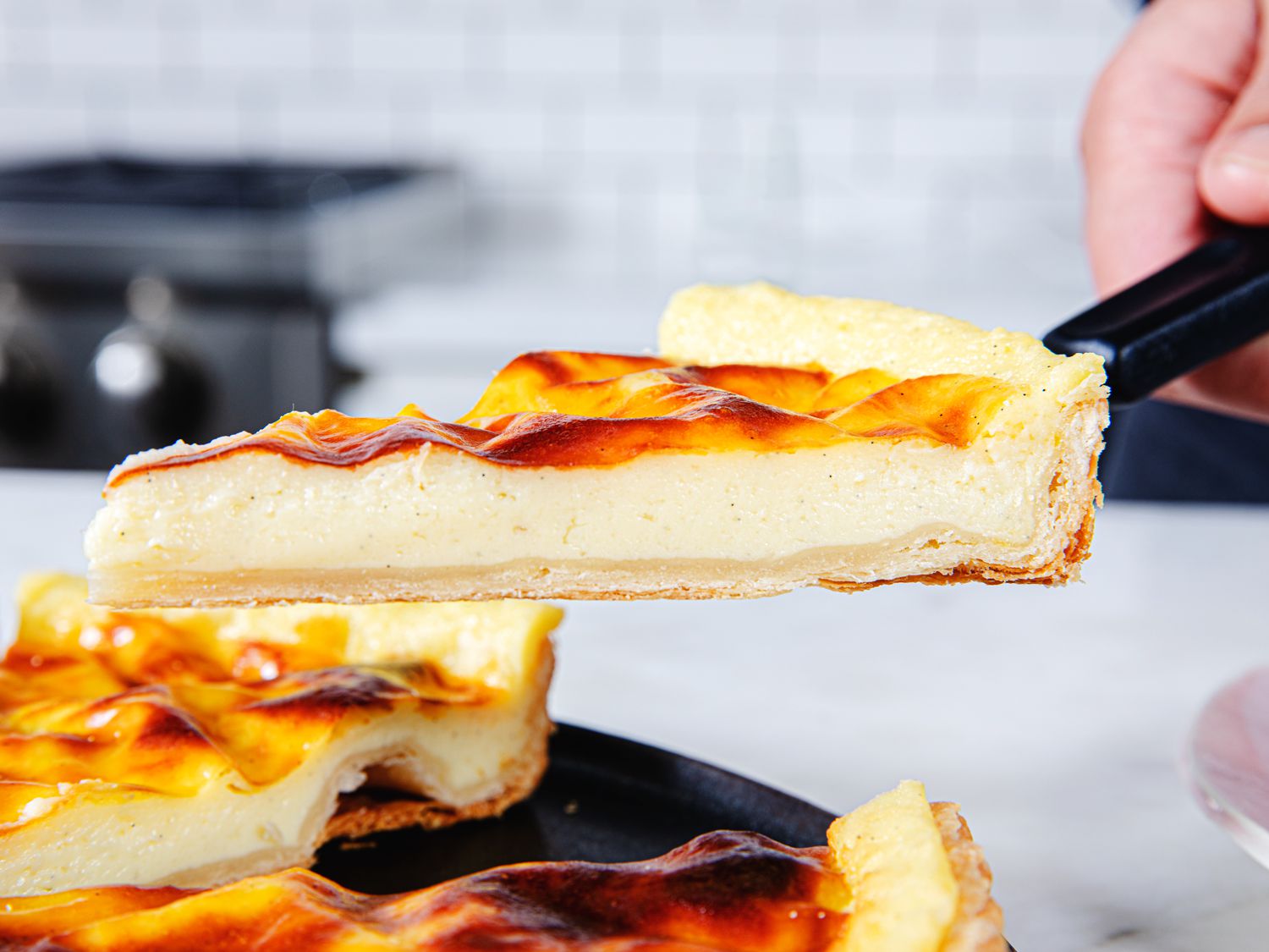Side view of a slice of Flan Pâtissier