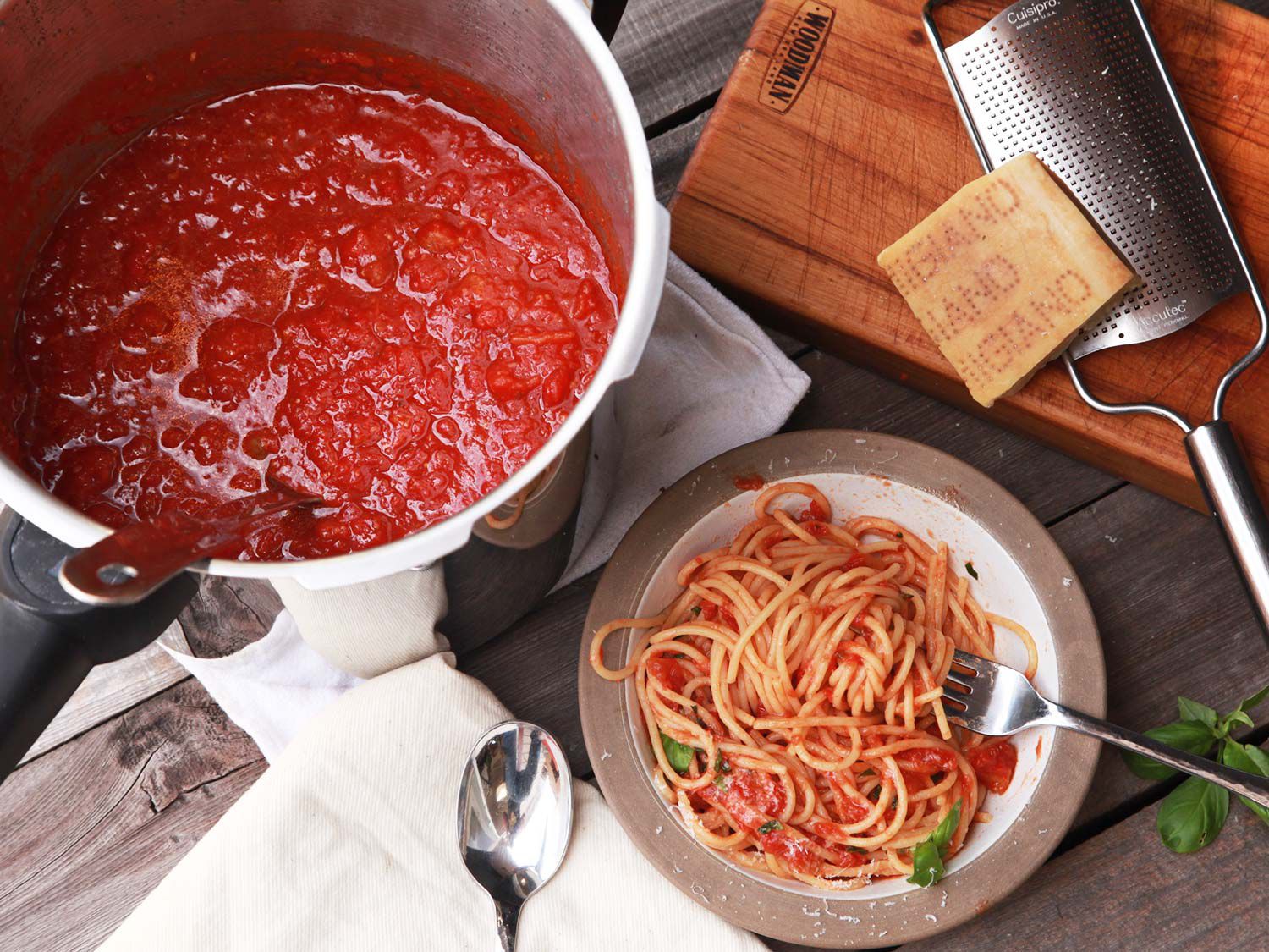 20161016-pressure-cooker-red-sauce1.jpg