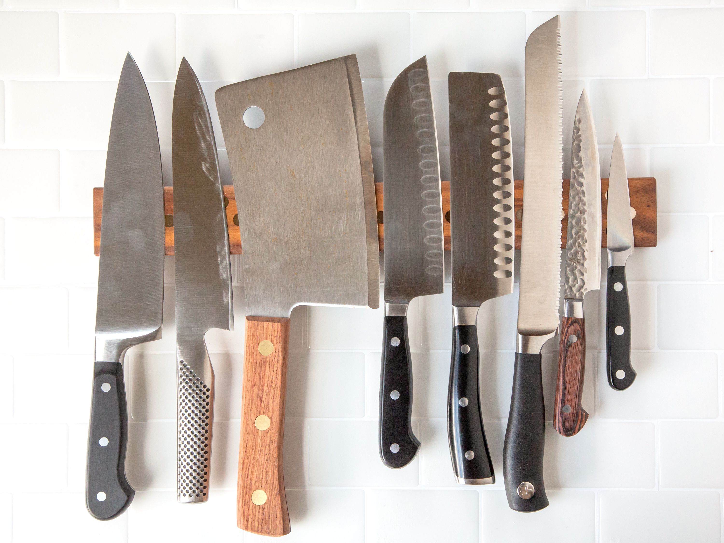 knives on a magnetic knife rack